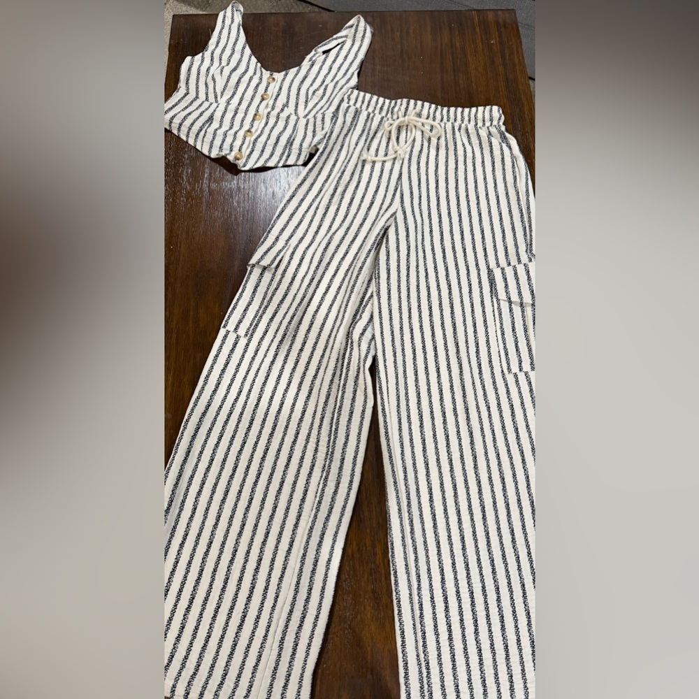Women’s No Boundaries Vest and Cargo Pants Set